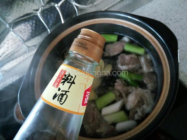 倒入少量的料酒，盐