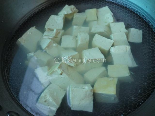 坐锅加水，下入豆腐块焯水，开锅后滚烫1分钟捞出控水。