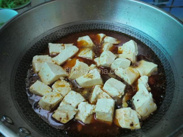 加入豆腐块、适量凉水，不要没豆腐；大火炖至汁少即可。