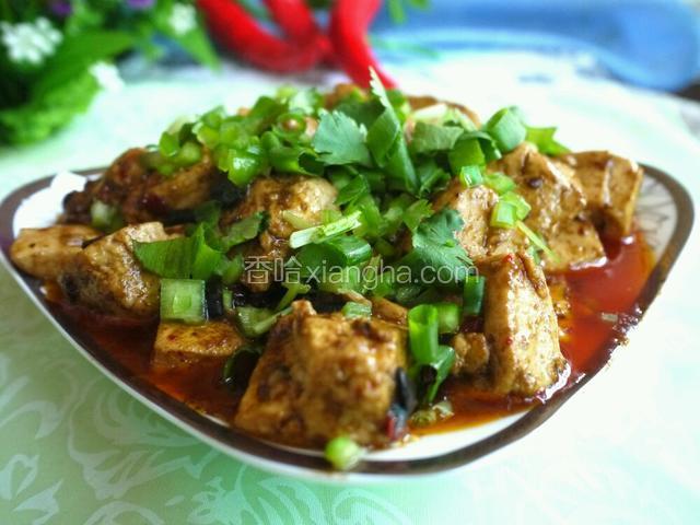 淋几滴香油，撒上碎尖椒、香菜末、香葱末。