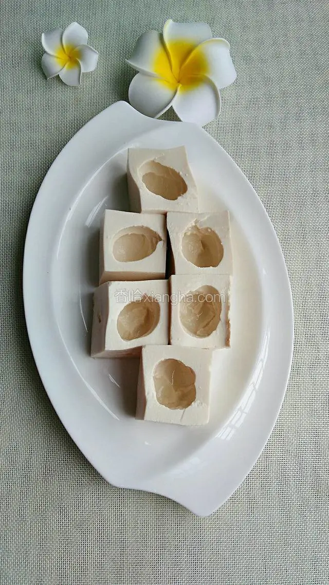 豆腐切大方块，用勺子挖出小深坑。
