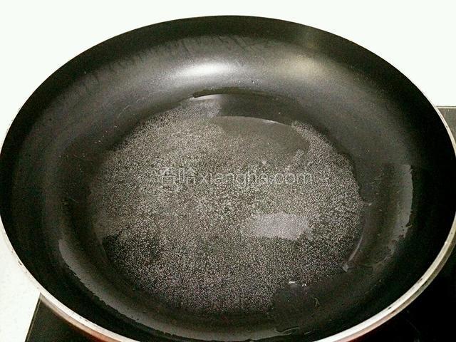 锅里烧热，倒适量麻油烧热。