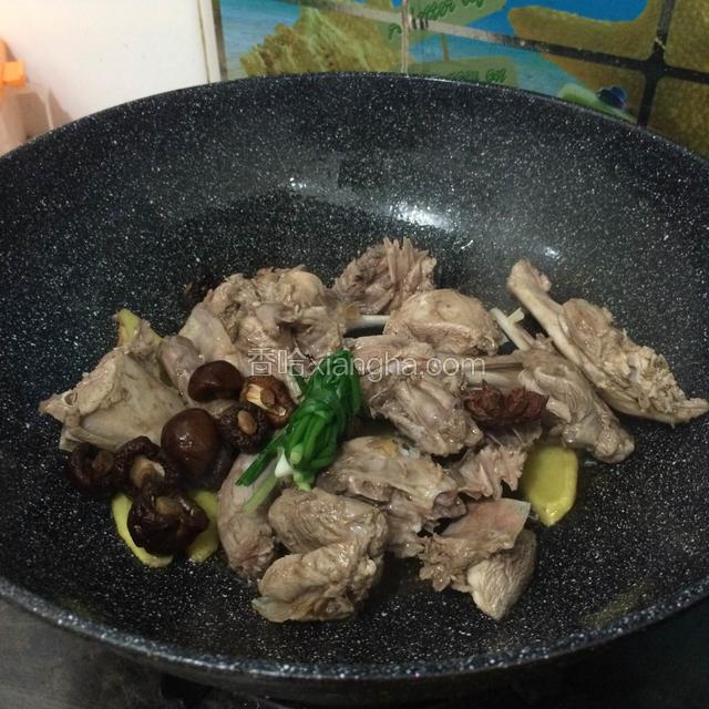 炒至脱水出油，鸭肉微黄，加入香菇，八角，葱结。