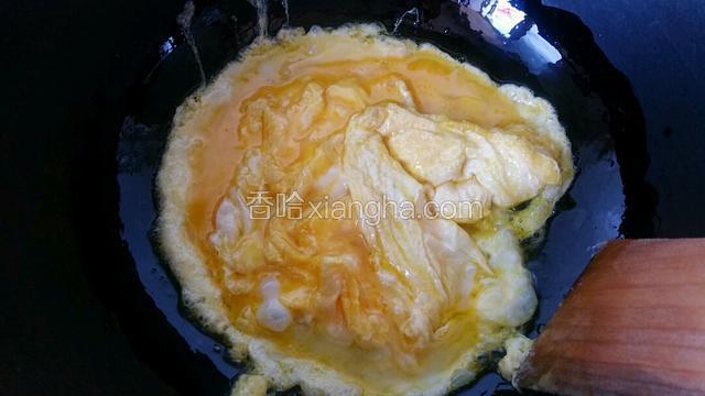 起油锅，倒入鸡蛋液翻炒至鸡蛋结块盛出备用
