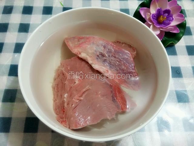 牛肉浸泡半小时去血水；