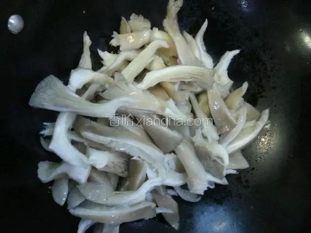 倒入平菇翻炒