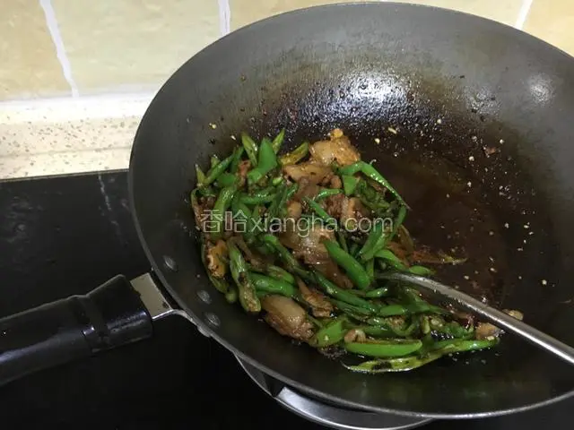 炒至变色，肉片卷起，下青椒翻炒