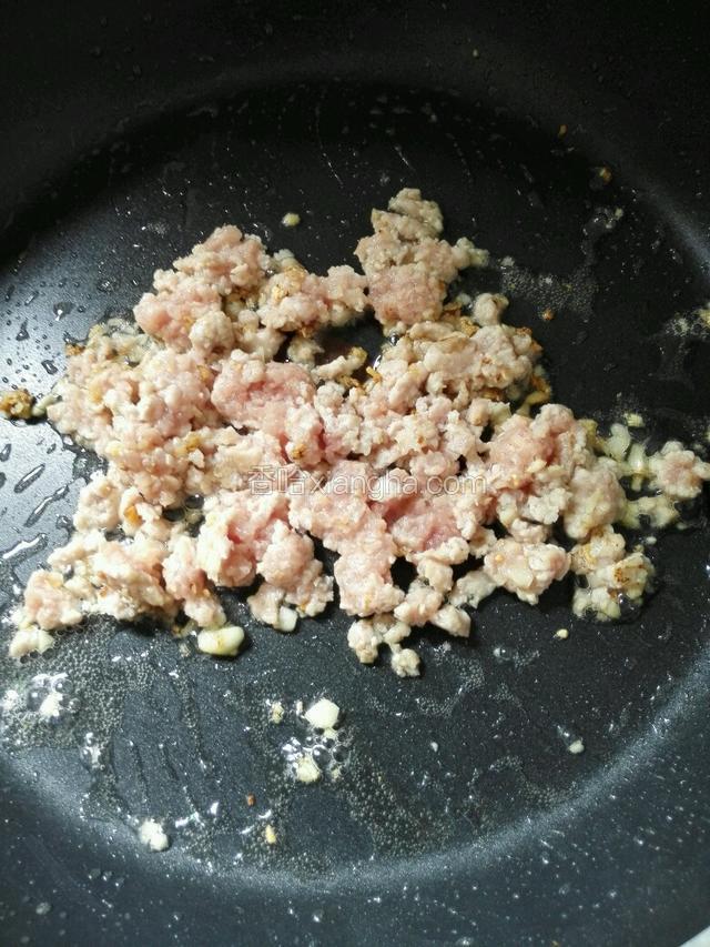 然后把肉末放进去翻炒两分钟。