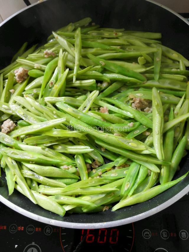 把四季豆放锅里与蒜蓉肉末一起煸炒。