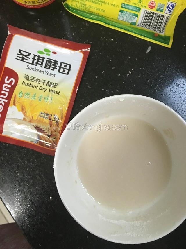 温水把酵母粉化开