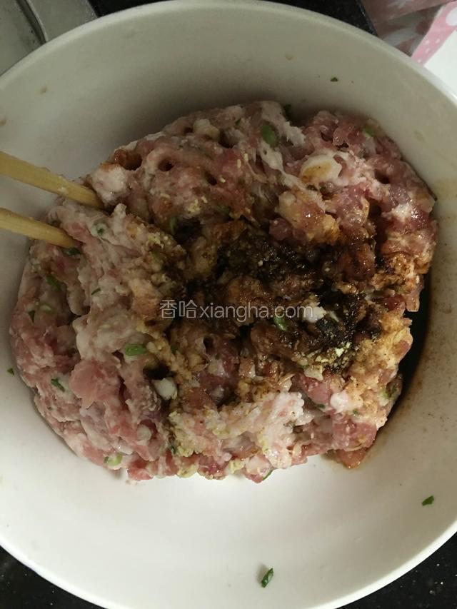 肉馅剁好加入调料朝一个方向搅拌上劲，可以放点水馅会更好吃哦