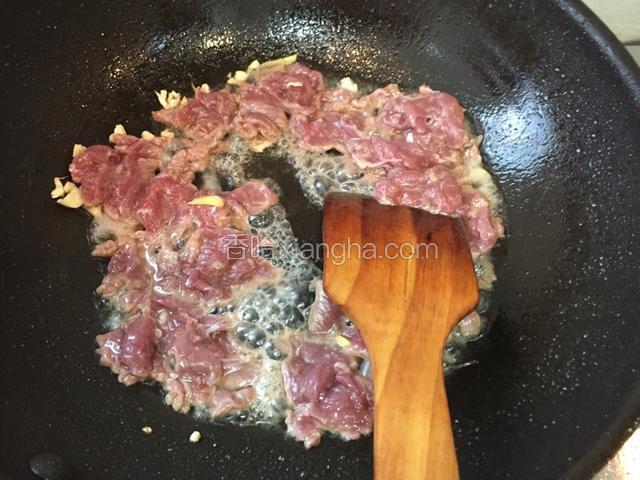 热锅下油爆香蒜蓉 加入腌制好的牛肉一起翻炒均匀