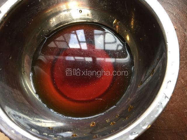 调制生抽 老抽 蚝油 白醋做的酱料 浇在砂锅中