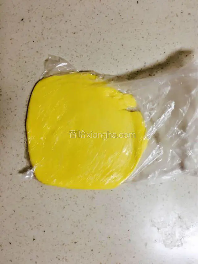 包裹用黄油敲打擀扁厚度约为3毫米左右，冰箱冷藏备用。