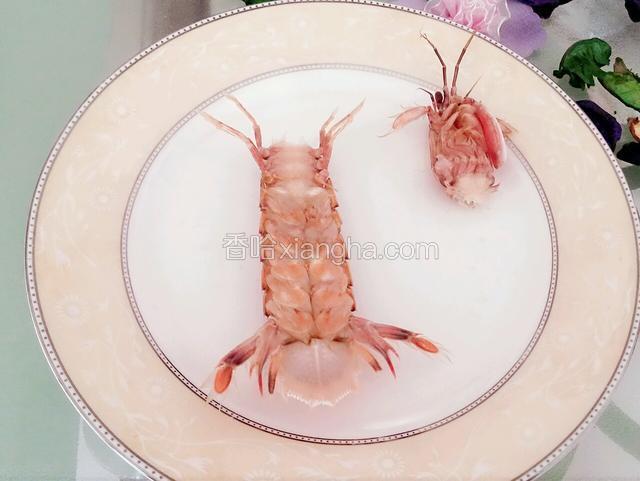 取一只皮皮虾为例，掐掉头。