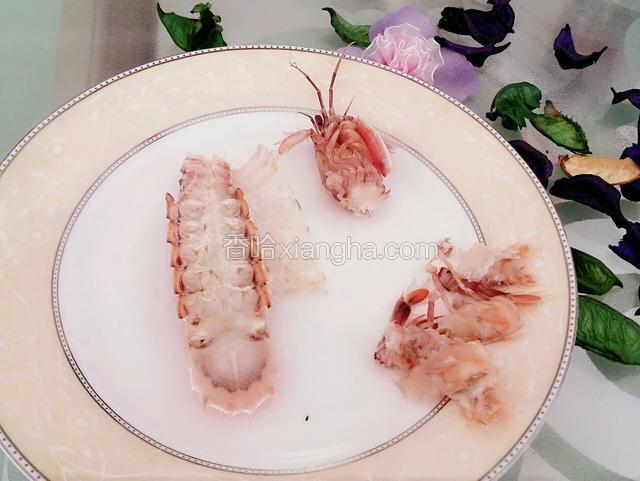 双手向两边一掰，让软壳和硬壳分开，轻轻揭掉软壳，虾肉就全露出来了。