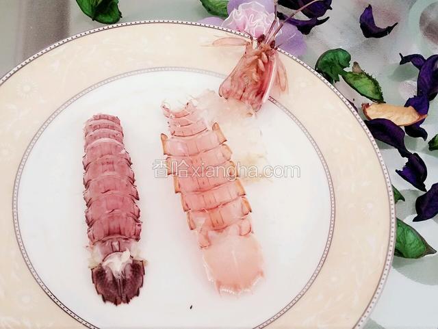 把虾肉从硬壳里剥出来就容易多了，看，尾巴里的肉都完好的抽出来了。