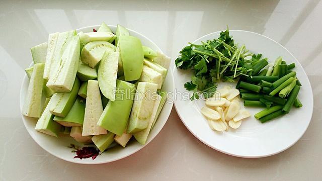 准备食材:茄子洗净切粗条（或用手掰成块状），小葱和香菜切段，大蒜切片。