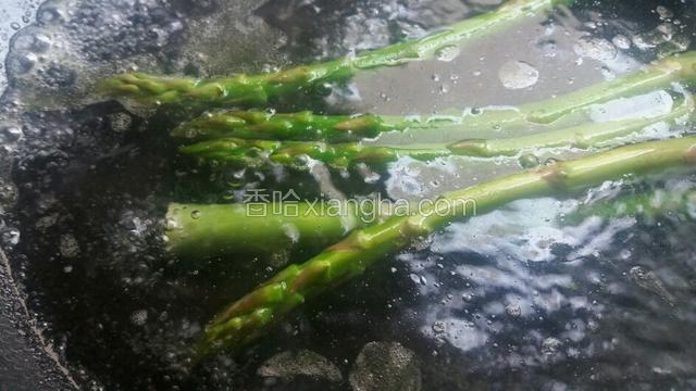 芦笋用加少许橄榄油和盐的滚水汆烫过凉备用。