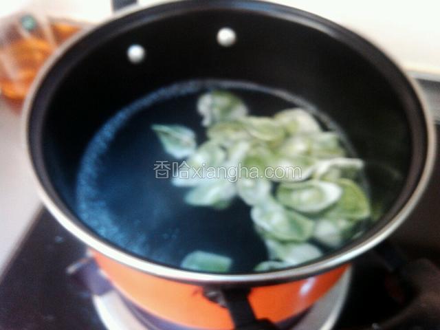水开，下馄炖，水再开就加小半碗凉水，反复三次。馄炖就熟了