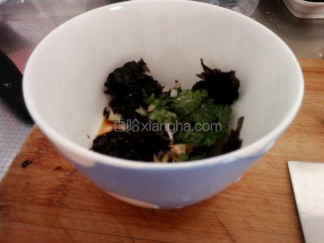 碗里准备紫菜，盐，生抽，胡椒粉，香油