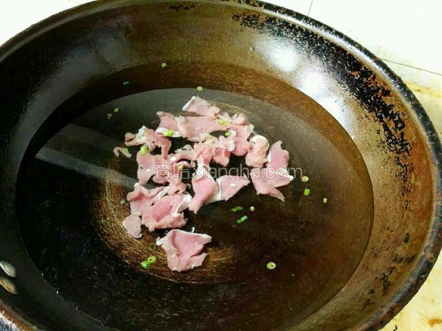 羊肉切片凉水下锅里，待汤开撇去血沫子  ，煮30分钟。


