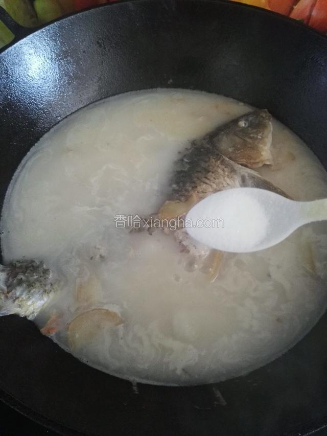 调小火，继续煮，加入盐