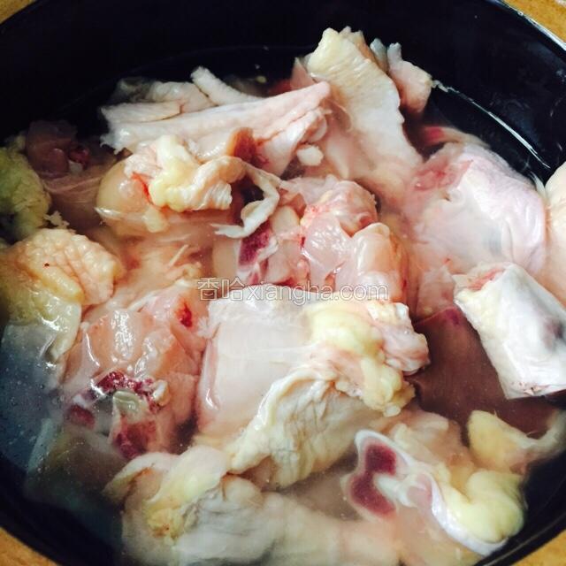 新鲜的鸡肉买回来泡血水洗干净备用