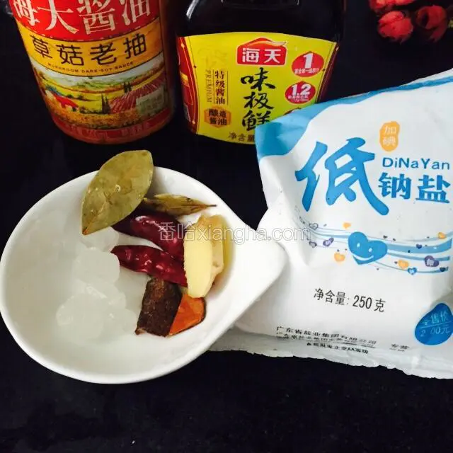 调料老抽，盐，姜，红干椒，香叶，桂皮，冰糖备用