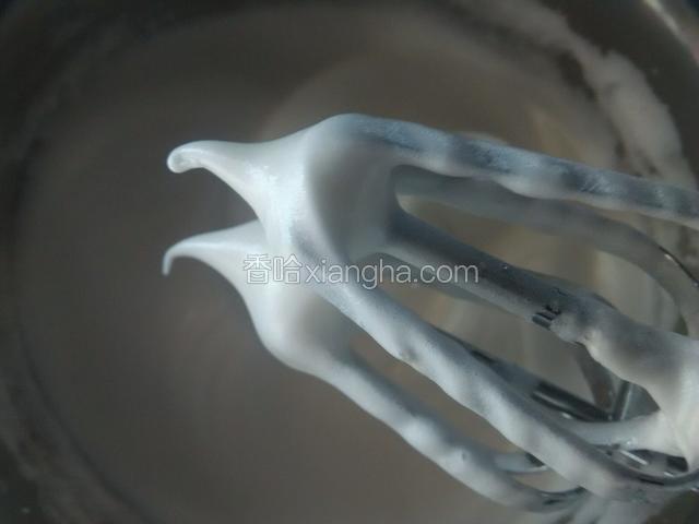 蛋白分三次加入细砂糖，打发如图