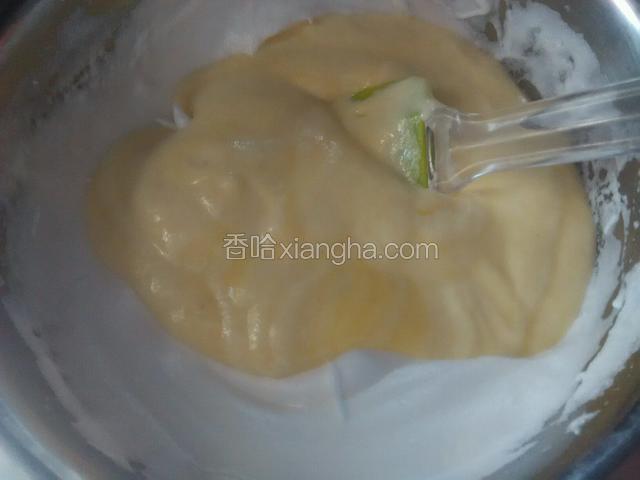 再把蛋黄糊倒入蛋白里，混合均匀