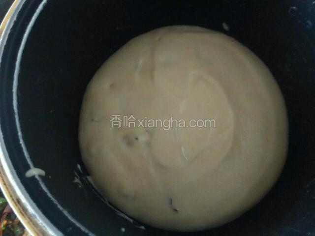 电饭煲刷上油，按煮饭键，当煮饭键调到保温键时加入面糊，出气口盖上抹布，闷30分钟