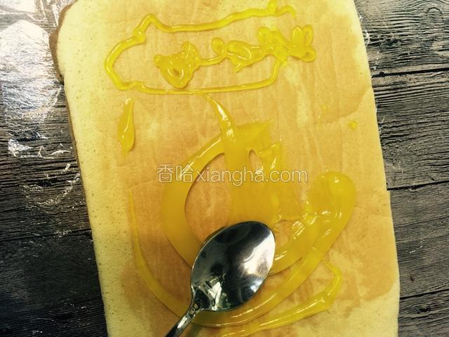 挤上菠萝酱用勺背抹匀
