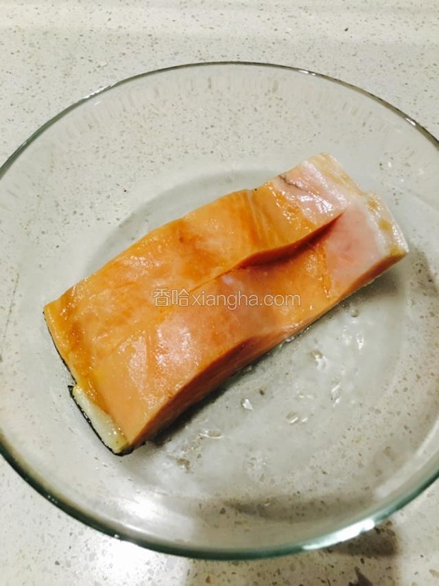 冰冻的三文鱼解冻备用