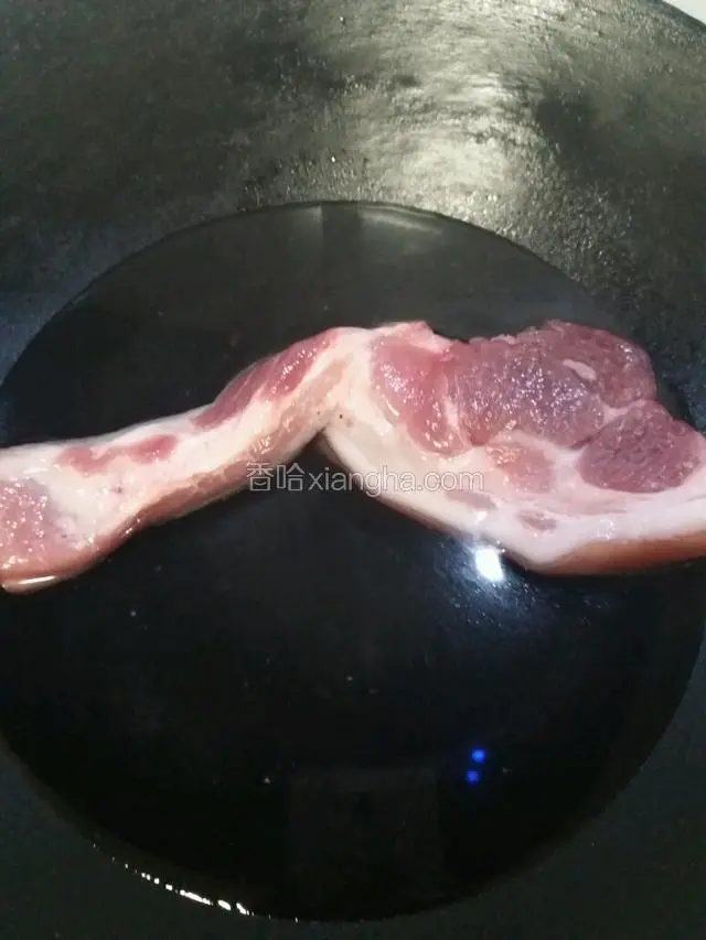 五花肉下锅焯水