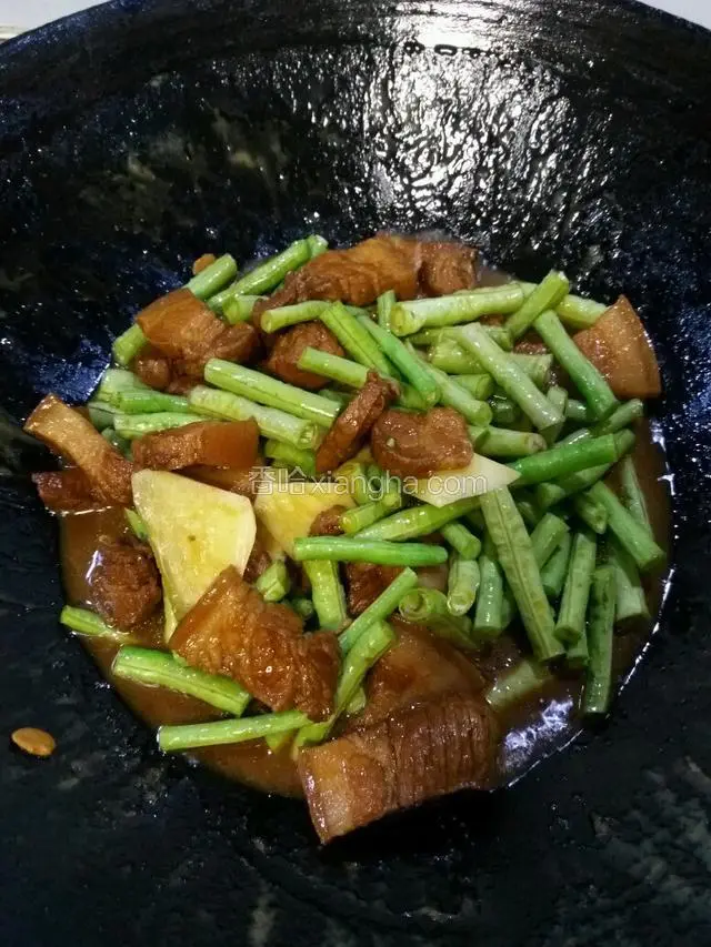加入土豆和豆角，再加点盐，盖上锅盖焖十分钟左右