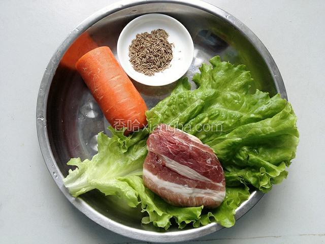 准备材料：五花肉、孜然、生菜、胡萝卜。