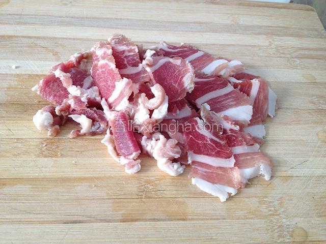 将肉洗净，切薄片。