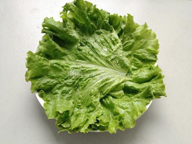 生菜洗净，摆盘。