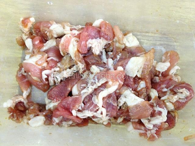 肉片加入盐、生抽、啤酒，抓均匀，腌制10分钟。