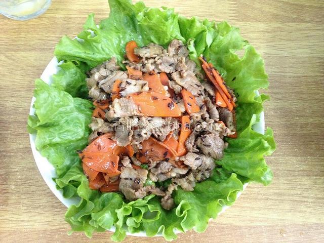 装入事先准备好的盘子里，美味的孜然肉片就出锅啦。
