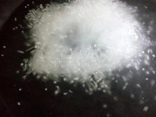 起锅烧适量水，水开后放入西米，搅匀后盖上盖子煮15~20分钟，期间用勺子翻两次。
