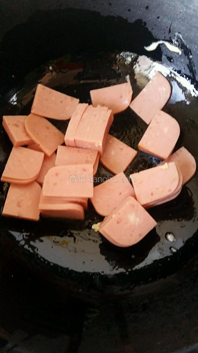 在起油锅，倒入香肠翻炒均匀分开。