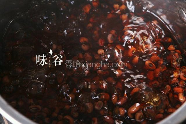 红豆煮至裂开后加入红糖，熬至汤汁收稠，关火将红豆捞起沥水。