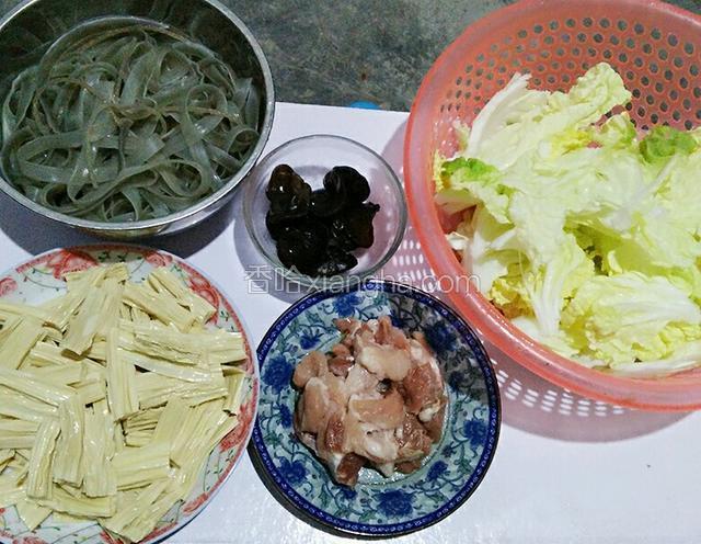 粉条和木耳，腐竹分别用温水泡发。猪肉切块，白菜洗净沥干。
