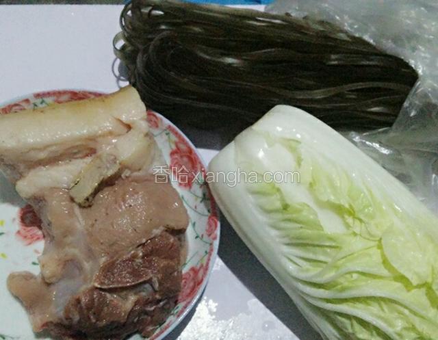 采购食材回来。
