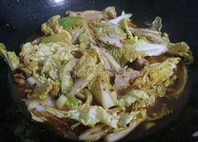 加入青椒，倒入白菜拌匀，翻炒一会。