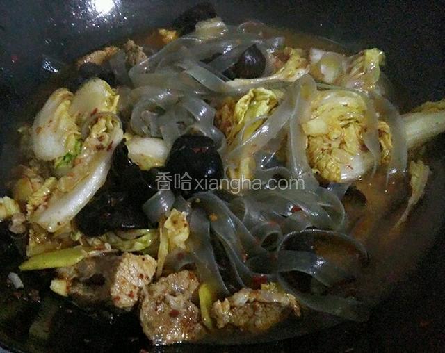 加入粉条木耳小火炖煮五到十分钟，加盐。最后加入腐竹。