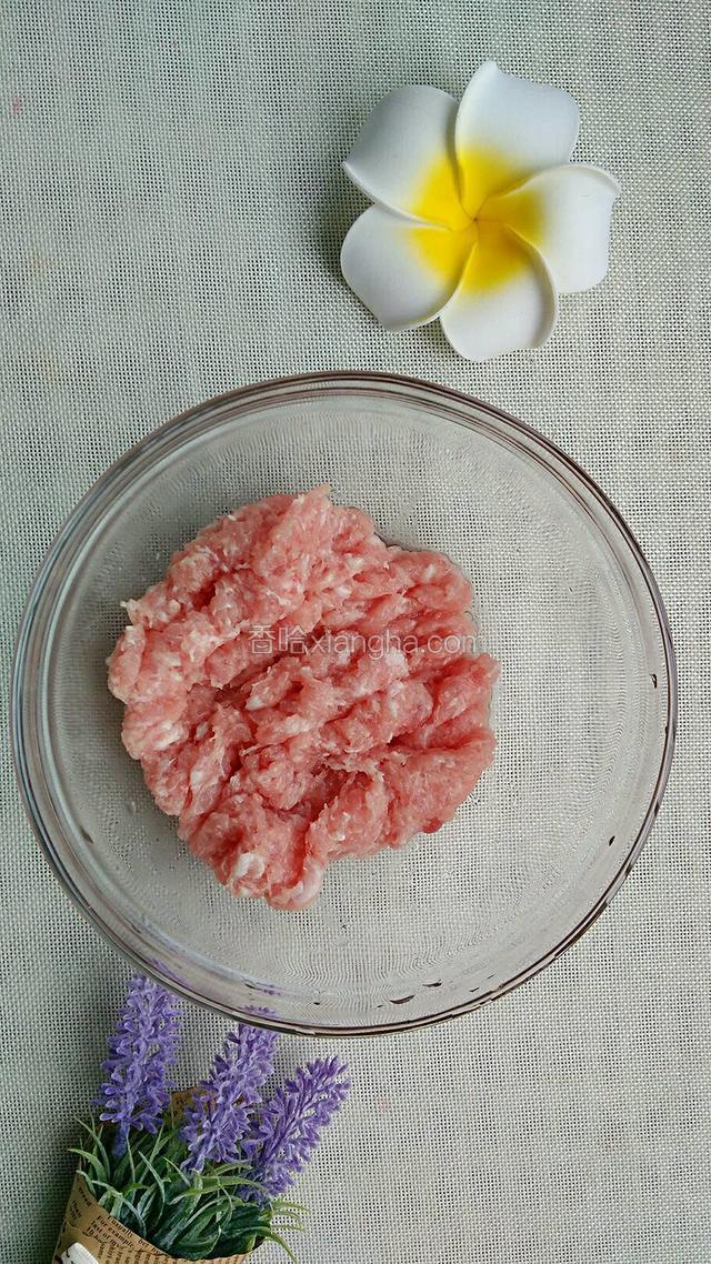 猪肉洗净剁成肉末。