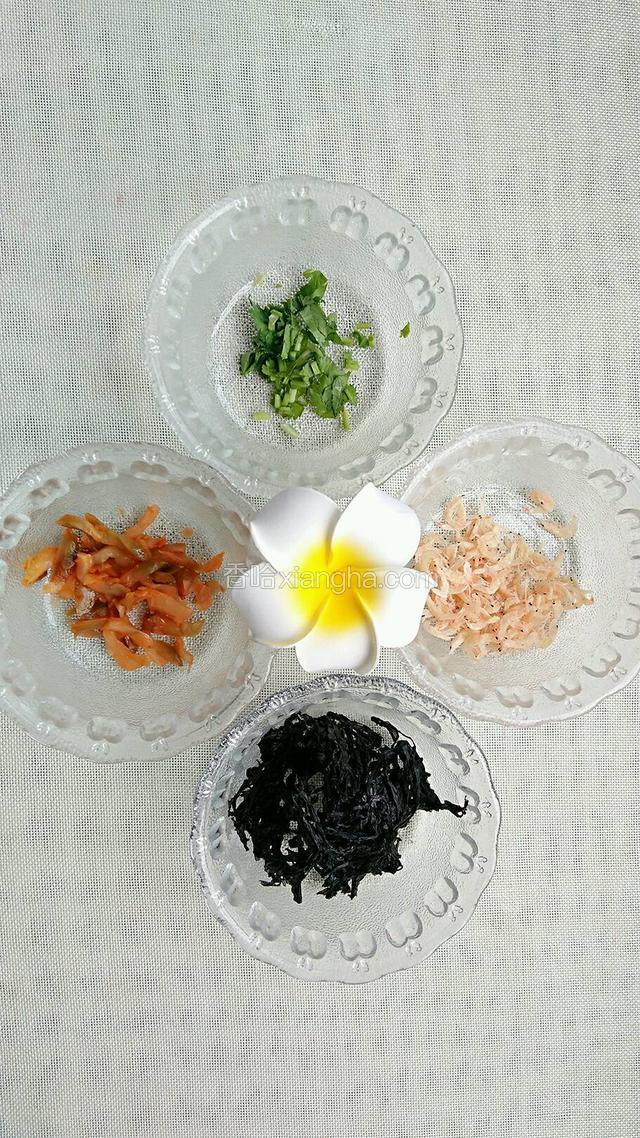 趁腌肉的时间，准备好其它配料。